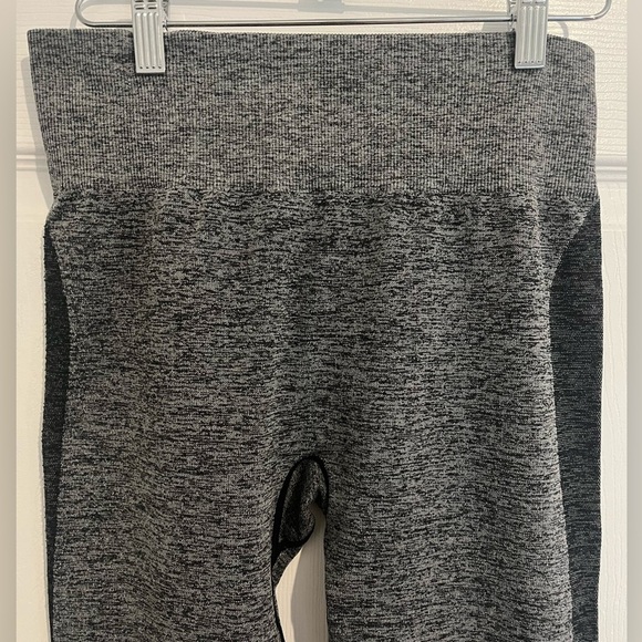 Victoria Secret Pink Grey Black Seamless Athletic Leggings Gym Workout Medium - Picture 2 of 5